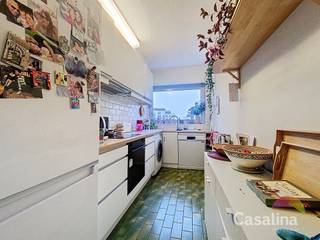 <p><strong>Casalina Real Estate biedt u exclusief te huur </strong>– Aangenaam appartement van 85 m² met zuidgericht terras, gelegen op de 4e verdieping met lift. Dicht bij winkels, scholen, openbaar vervoer (bus 63, 66, 80), het sportcentrum van Evere en de NAVO. Ideale ligging voor wie rustig wil wonen met alles binnen handbereik.<br /><br /><strong>Indeling van het appartement</strong><br />Inkomhal met ingebouwde kasten<br />Woonkamer van 37 m² met toegang tot het zuidgericht terras<br />Half ingerichte keuken<br />2 slaapkamers van 11 m² en 14 m²<br />Badkamer<br />Apart toilet<br /><br /><strong>Aanvullende informatie</strong><br />Laminaatvloeren in woonkamer, slaapkamers en inkomhal<br />Kelder aanwezig<br />Mogelijkheid tot huren staanplaats in het gebouw voor +75€/maand<br /><br /><strong>Informatie over de syndicus / lasten</strong><br />Lasten: € 225/maand, met provisie verwarming en water.<br /><br /><strong>Juridische informatie</strong><br />EPC = B-, 88 kWh/m²/jaar<br />Vrij vanaf 01/02/2026<br /><br /><strong>Voor meer informatie en foto’s, bezoek onze website www.casalina.be.</strong><br /><strong>Om een bezoek te plannen, stuur een e-mail naar info@casalina.be. </strong></p>