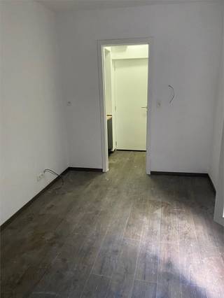 Kantoorruimte op de tweede tussenverdieping in een klein gebouw.  Oppervlakte van ongeveer 11 vierkante meter. Er is een douche,keukenblok en wc voorzien. Huur 350 euro + 80 euro kosten voor water, verwarming en elektriciteit. Onmiddellijk vrij.