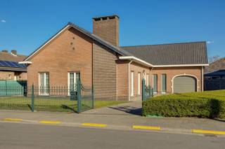 Ontdek deze charmante woning in het hart van Heist-op-den-Berg, ideaal voor wie op wandelafstand wil wonen van centrale faciliteiten. Dit huis...