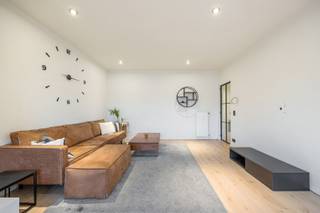 Te huur! Dit lichte en ruime appartement combineert comfort met een praktische en moderne indeling:- Open leefruimte met keuken: volledig uitgerust...