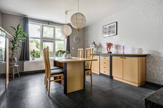 Ontdek deze charmante, gerenoveerde halfopen bebouwing, gelegen aan de Steenweg op Rijkevorsel 65 in Merksplas. De woning geniet van een unieke ligging vlakbij Merksplas Kolonie, omgeven door groen en met een prachtig uitzicht op de achterliggende tuin. Achteraan het perceel bevinden zich bovendien paardenstallen, die makkelijk omgevormd kunnen worden tot een tuinhuis. Bekijk ook zeker de dronebeelden op onze website!<br /><br />Indeling:<br /><br />Gelijkvloers:<br />-Kelder<br />-Inkomhal met apart toilet<br />-Wasplaats<br />-Eetkamer<br />-Keuken<br />-Woonkamer<br /><br />Eerste verdieping:<br />-Slaapkamer 1<br />-Slaapkamer 2<br />-Badkamer met douche, bad en dubbele wastafel<br />-Opbergzolder<br /><br />Tweede verdieping:<br />-Slaapkamer 3 met toilet en wastafel<br /><br />Buiten:<br />-Ruime oprit<br />-Overdekt terras <br />-Zuidgerichte tuin<br />-Paardenstallen<br />-Garagebox<br /><br />Bijzonderheden:<br />-Totaalrenovatie<br />-Geen asbest<br />-Gunstige EPC<br />-Elektriciteit conform<br />-Erfpacht<br /><br />Mis deze kans niet, en plan een bezoek in!<br />0474 34 43 00<br />bart.gerardi@albert.immo<br />www.albert.immo