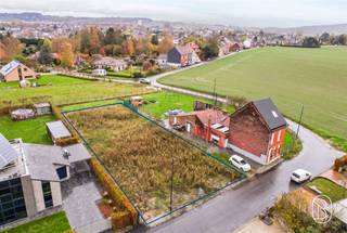 <p>🌿 Bouwgrond te koop – 867 m² in rustige straat te Ronse<br /><br />Ontdek deze prachtige bouwgrond van 946 m² in de Mgr. Beylsstraat 32 te Ronse – een rustige, groene en kindvriendelijke buurt waar het heerlijk wonen is.<br /><br />Met een bouwoppervlakte van 168 m² biedt dit perceel alle ruimte om jouw droomwoning te realiseren: een moderne gezinswoning, landelijke villa of energiezuinige nieuwbouw met tuin en terras.<br /><br />De ligging is ideaal: in een rustige straat zonder druk verkeer, maar toch dicht bij winkels, scholen, openbaar vervoer en het stadscentrum.<br />De goede oriëntatie zorgt voor veel lichtinval en een zonnige tuin waar je volop kunt genieten van de buitenlucht.<br /><br />Alle nutsvoorzieningen (water, elektriciteit, aardgas, riolering) liggen reeds in de straat, waardoor de grond bouwklaar is.<br />De omgeving is aantrekkelijk voor gezinnen en natuurliefhebbers – vlak bij het Muziekbos, wandelpaden en het hart van de Vlaamse Ardennen.<br /><br />TROEVEN: 946 m² grond – open bebouwing mogelijk, rustige en groene ligging, alle nutsvoorzieningen aanwezig, nabij centrum en scholen<br /><br />Bezoek na afspraak met Immo Beguin: info@immobeguin.be</p>