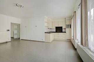 Bij het betreden van het appartement komt u terecht in een inkomhal die toegang biedt tot alle ruimtes. De lichtrijke leefruimte beschikt over een nette, open keuken. Daarnaast is er een handige berging, een gastentoilet en een verzorgde badkamer aanwezig. Het appartement telt 2 slaapkamers. De kleinste slaapkamer biedt directe toegang tot het gezellige, zuidgericht terrasje waar u heerlijk van de zon kunt genieten.<br /><br />Dit vastgoed bevindt zich in een kleinschalig gebouw, wat het grote voordeel heeft dat er geen maandelijkse gemeenschappelijke kosten zijn. Bovendien beschikt het over een uitstekend EPC-label B en is de elektriciteit conform. Alle meters zijn individueel en de aanwezige rolluiken zorgen voor extra comfort en privacy. <br /><br />De ligging in Merksem is top: op wandelafstand vindt u winkels, scholen en openbaar vervoer. Ook de groene parken Distelhoek en Runcvoortpark liggen vlakbij. Een ideale kans voor wie een slimme investering wil doen of zelf comfortabel wil wonen.<br /><br />Bijzonderheden:<br />- Energiezuinig en conforme elektriciteit<br />- Kleinschalig gebouw zonder maandelijkse syndicuskosten en met aparte meters<br />- 2 kelderbergingen inbegrepen<br /><br />Bent u geïnteresseerd om dit vastgoed te kopen in Merksem? Aarzel dan niet om ons te contacteren. Het Dewaele vastgoedkantoor van Merksem te Lambrechtshoekenlaan 183 staat graag tot uw dienst. Had u graag een gratis schatting van uw eigendom via ons immokantoor? Bel ons voor een vrijblijvend gesprek of mail naar maxime.weyler@dewaele.com.<br /><br />Bestuursmaatregelen in het maatregelenregister: nee