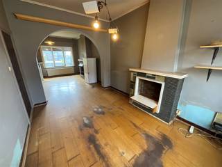 Karaktervolle woning met inkom, woonkamer op eerste verdieping met keuken, op de eerste verdieping 2 slaapkamers en berging, badkamer met ligbad...