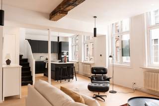Van een verrassende eigendom gesproken! Unieke woning met écht loftgevoel, midden in het historische centrum van Brugge.<br /><br />Op het leefniveau: een ruime woon- en eetkamer met open, volledig uitgeruste keuken, badend in natuurlijk licht dankzij grote raampartijen. Een aparte bureauruimte, gescheiden door sfeervolle binnenramen, zorgt voor een visuele connectie zonder in te boeten aan privacy. Ook een eerste badkamer bevindt zich op dit niveau.<br /><br />Boven vindt u twee slaapkamers - één nu ingericht als dressing - een tweede als luxueuze master-bedroom met vrijstaand bad, ruim lavabomeubel en apart toilet. De dakramen geven zicht op het aanpalende erfgoed en bieden een unieke sfeer aan de ruimte. Een terras realiseren behoort tot de mogelijkheden; hierover werd reeds positief overleg gepleegd met Stedenbouw en Monumentenzorg.<br /><br />Extra troeven: aparte wasruimte, berging en ruime droge kelder.<br /><br />Deze unieke woning wordt aangeboden met een startprijs. De verkoper behoudt zich het recht voor om elk bod te aanvaarden of te weigeren, of verder te onderhandelen met één of meerdere kandidaten.<br /><br />Volgens het Maatregelenregister zijn er op dit perceel geen maatregelen van toepassing.<br /><br />Kom het zelf ontdekken.<br />Contacteer Katrien voor een bezoek: <br />📞 0477 46 53 11 <br />📩 katrien@waeyler.be