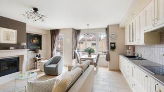 Mooi appartement gelegen in een recent gebouw (bouwjaar 2005) te Knokke- Westkapelle. Het appartement is volledig asbestveilig, het voldoet aan de huidige elektrische normen en het is energiezuinig met een B-label.<br /><br />Indeling: een ruime en lichtrijke woonkamer met een gezellige open haard, een open keuken volledig uitgerust met alle toestellen, een praktische berging met aansluiting voor de wasmachine en droogkast. Achteraan het appartement twee volwaardige slaapkamers, beide met toegang tot het zonneterras. Verder nog een badkamer met lavabo en inloopdouche en een apart gastentoilet.<br /><br />In het gebouw is er een gemeenschappelijke fietsenberging op het gelijkvloers. De residentie beschikt niet over een lift, wat resulteert in zeer lage syndickosten.<br /><br />Bezoeken? Graag na afspraak met Maxim Slabbinck op 0494/52.59.73