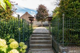 **AUTHENTIEKE WONING IN HET HARTJE VAN HOEGAARDEN MET WELLNESS EN FLEXIBELE RUIMTE**Betreed deze prachtig gerenoveerde woning die karakter en charme...