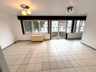 Ce lumineux appartement comprend :<br />• un spacieux séjour avec coin repas attenant<br />• une cuisine séparée équipée<br />• un débarras pratique avec branchement pour machine à laver<br />• trois chambres, dont une donnant sur la terrasse<br />• une salle de bains avec baignoire et meuble vasque<br />• deux toilettes séparées<br />Un local à vélos est également disponible dans l'immeuble.<br />Cet appartement allie espace, confort et fonctionnalité, et bénéficie d'un emplacement idéal à Ostende, à proximité de toutes les commodités.<br />L'appartement est disponible immédiatement.<br />Sans ascenseur = pas de frais de syndic<br /><br />Contactez notre agence dès aujourd'hui pour plus d'informations ou pour planifier une visite !