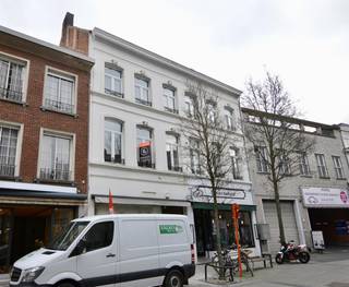 Wij vragen u vriendelijk NIET te bellen, maar u uitsluitend aan te melden via deze portaalsite of via e-mail met vermelding van referentie Ref. Duplex Turnhout. Wij ontvangen steeds zeer veel kandidaturen en kunnen de aanvragen anders niet met de nodige zorg behandelen.

Dit ruime duplex appartement is gelegen in het hart van Turnhout, in één van de mooiste straten van de stad, op wandelafstand van winkels, horeca en andere voorzieningen. Dankzij de grote raampartijen geniet het appartement van een aangename lichtinval en een open, ruimtelijk gevoel.

Het appartement beschikt over een inkomhal, een zeer ruime en lichtrijke leefruimte, een keuken, drie volwaardige slaapkamers en twee badkamers. Daarnaast is er een ruim terras waar het aangenaam vertoeven is.

Door de combinatie van zijn centrale ligging, royale oppervlakte en praktische indeling vormt dit appartement een bijzonder aangename woonst voor wie ruim en comfortabel wenst te wonen in het centrum van Turnhout.