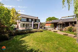 In Onze-Lieve-Vrouw-Waver bevindt zich dit uitzonderlijk vrijstaand pand waar wonen en werken perfect gecombineerd kunnen worden. De eigendom omvat een ruime werkplaats/magazijn van 354 m² en een comfortabele woning met 4 slaapkamers, gelegen op een perceel van maar liefst 2.649 m². Dankzij de strategische ligging nabij de R6 en de E19 geniet u hier van een uitstekende bereikbaarheid richting Antwerpen en Brussel.<br /><br />De woning beschikt over een aangename leefruimte met veel lichtinval en voldoende plaats voor een gezellige zithoek en eetplaats. Verder omvat de woning een volledig uitgeruste keuken, 4 slaapkamers, 1 badkamer, een ruime garage. Met een bewoonbare oppervlakte van 251 m² biedt deze eigendom alle comfort voor wie wonen en werken wil combineren op één locatie.<br /><br />Benieuwd?  Bekijk HIER de video<br /><br />Aan de achterzijde van het perceel bevindt zich de professionele werkplaats/magazijn van 354 m² met een vrije hoogte van 3,1 meter. Dankzij de praktische indeling, de aanwezige sectionaalpoorten en krachtstroom (3 x 35 A) is deze ruimte geschikt voor uiteenlopende activiteiten zoals opslag, productie of ambachtelijke werkzaamheden. De site beschikt bovendien over ruime parkeermogelijkheden en een aparte toegang voor vrachtwagens.<br /><br />Het gebouw werd oorspronkelijk opgericht in 1963 en grondig gerenoveerd in 2010. Het totale perceel van 2.649 m² bestaat uit 1.595 m² woongebied en 1.054 m² zone voor ambachtelijke bedrijven en KMO’s, wat deze eigendom bijzonder interessant maakt voor zelfstandigen en ondernemers. Verder werd de eigendom uitgerust met 27 zonnepanelen met een piekvermogen van 8.000 Wp.<br /><br />Dit is een unieke opportuniteit voor wie op zoek is naar een strategisch gelegen eigendom waar professioneel gebruik en comfortabel wonen naadloos samengaan.<br />Contacteer ons voor meer informatie op 0473/27 88 57 of neem een kijkje op Boonstra Vastgoed.<br /><br />Bijzonderheden:<br /><br />-Werkplaats/magazijn van 354 m²<br />-Totale terreinoppervlakte van 2.649 m²<br />-Vrijstaand pand met woning en werkplaats/magazijn<br /> 
