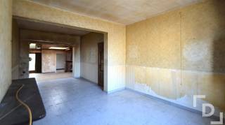 Te renoveren woning met tal van mogelijkheden + loods Ben je op zoek naar een veelzijdige eigendom met enorm potentieel? Dan kan deze eigendom...