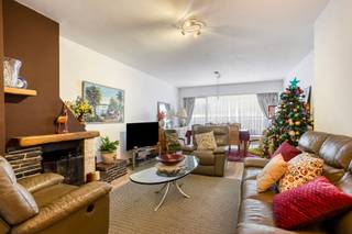 Cet agréable appartement bénéficie d’un emplacement idéal au cœur de Bruxelles, sur l’avenue de l’Héliport, à distance de marche de Rogier et avec d’excellentes connexions aux transports en commun, aux commerces et à toutes les commodités.

L’appartement dispose de trois chambres à coucher spacieuses, dont une avec accès à un balcon privé. Le séjour, lumineux et généreux, est attenant à la cuisine et donne accès à une terrasse de 11 m². Il comprend également un hall d’entrée avec vestiaire, un WC invités séparé dans le hall ainsi qu’une salle de bains avec douche et WC.

L’appartement bénéficie d’un PEB de catégorie C.