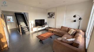 <h1><span>Instapklare woning met 3 slaapkamers, ruime zolder en parking Brakel</span></h1><p><span>Kleibergstraat 58, 9660 Brakel</span></p><p><span>Deze verzorgde en instapklare woning is rustig gelegen in Brakel en combineert een aangename woonomgeving met een praktische indeling en interessante uitbreidingsmogelijkheden.</span></p><p><span>De woning beschikt over </span><span>3 slaapkamers</span><span> en een </span><span>aparte bureauruimte op het gelijkvloers</span><span>. Deze ruimte kan eveneens gebruikt worden als hobby-, speel- of polyvalente kamer.</span></p><p><span>Een bijkomende troef is de </span><span>ruime zolderverdieping</span><span>. Deze biedt nog verschillende mogelijkheden voor verdere inrichting, bijvoorbeeld als extra slaapkamers, hobbyruimte of polyvalente ruimte, mits de nodige technische en wettelijke voorwaarden.</span></p><p><span>De woning is goed onderhouden en beschikt over een </span><span>EPC-label B</span><span>, waardoor ze een gunstige energieprestatie biedt zonder dat op korte termijn grote energetische renovatiewerken noodzakelijk zijn.</span></p><p><span>Ook aan parkeergelegenheid is er geen gebrek. Via de oprit beschikt de woning over </span><span>ruime parkeermogelijkheden op eigen terrein</span><span>.</span></p><h3><span>Indeling en troeven</span></h3><ul><li><span>3 slaapkamers</span></li><li><span>Aparte bureauruimte op het gelijkvloers</span></li><li><span>Ruime zolderverdieping met uitbreidingsmogelijkheden</span></li><li><span>EPC-label B</span></li><li><span>Goed onderhouden en instapklaar</span></li><li><span>Ruime parkeergelegenheid via de oprit</span></li><li><span>Rustige en landelijke ligging</span></li><li><span>Groene omgeving van de Vlaamse Ardennen</span></li><li><span>Goede bereikbaarheid van het centrum van Brakel</span></li><li><span>Nabij winkels, scholen, horeca en dagelijkse voorzieningen</span></li><li><span>Vlotte verbinding richting Oudenaarde, Zottegem, Ronse en Geraardsbergen</span></li></ul><h3><span>Ligging</span></h3><p><span>De woning is gelegen in een rustige omgeving in </span><span>Brakel</span><span>, in het groene landschap van de Vlaamse Ardennen. Het centrum van Brakel en de dagelijkse voorzieningen zijn vlot bereikbaar. Dankzij de ligging zijn ook verschillende omliggende gemeenten en steden gemakkelijk bereikbaar.</span></p><p><span>Een instapklare woning met 3 slaapkamers, een gunstig EPC-label B, ruime parkeergelegenheid en een zolderverdieping met bijkomend potentieel.</span></p><p><span> </span></p><p><span>Interesse? Reageer via deze advertentie. Wij nemen telefonisch contact met u op om een bezoek in te plannen.</span></p>