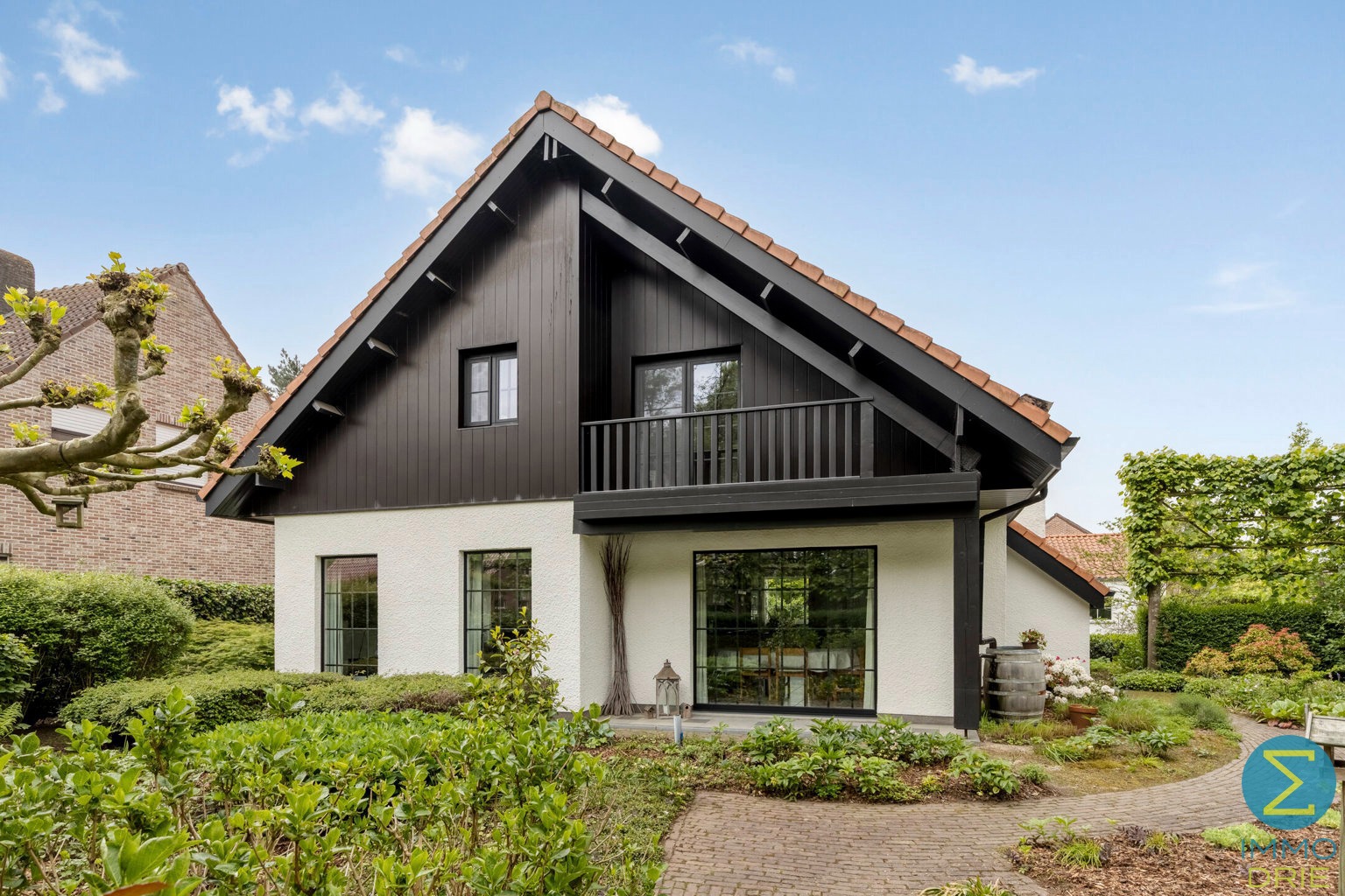 Ruime gezinswoning met grote garage en prachtige tuin - foto 2