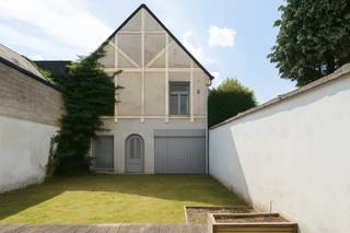 <strong>Unieke herenwoning met tuin en garage in neorococostijl nabij Gent-Sint-Pieters.</strong><br /><br />Op een <strong>toplocatie</strong>, op <strong>wandelafstand van station Gent-Sint-Pieters</strong>, bevindt zich deze<strong> karaktervolle herenwoning uit 1919</strong>. Een zeldzaam pand in <strong>neorococostijl</strong>, gekenmerkt door <strong>elegante proporties, verfijnde geveldetails </strong>en een<strong> imposant volume.</strong><br /><br />De woning biedt een <strong>bewoonbare oppervlakte van 481 m²</strong>, met op het <strong>gelijkvloers</strong> een <strong>voormalige koetshal</strong>, een i<strong>ndrukwekkende traphal met vide</strong>, een <strong>bureauruimte</strong> en een <strong>keuken met aansluitend terras</strong> en een <strong>zuidwestgerichte tuin</strong>. Op de verdiepingen bevinden zich de <strong>eet- en leefruimtes</strong> met<strong> statige volumes</strong>,<strong> meerdere slaapkamers, badkamers</strong> en een ruime zolder.<br /><br /><strong>Bijkomende troef</strong> is is de mogelijkheid om het<strong> achterliggende bijgebouw met dubbele garage</strong> mee aan te kopen.<br /><br />Het pand<strong> vraagt renovatie</strong>, maar biedt een <strong>uitzonderlijke kans om wonen en werken te combineren </strong>op een prestigieuze locatie.<br /><strong>De royale ruimtes, hoge plafonds en authentieke elementen vormen de ideale basis voor een exclusief renovatieproject.</strong><br /><br /><strong>Kortom: een unieke herenwoning met tuin en garage, vol karakter en potentieel, op een van de meest gegeerde locaties van Gent.</strong><br /><br />Voor meer informatie, mail naar info@carloeggermont.be