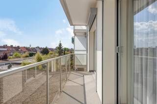Uitzonderlijk ruim appartement te koop van maar liefst 214 m², gelegen aan de gegeerde Blancefloerlaan op Linkeroever, biedt een unieke combinatie van comfort, licht en ligging.<br /><br />Bij het betreden van het appartement wordt u verwelkomd in een bijzonder ruime inkomhal, die meteen een gevoel van openheid en grandeur creëert. De hal is bovendien uitgerust met praktische ingemaakte kasten, wat zorgt voor een overvloed aan opbergruimte en een nette uitstraling.<br /><br />Aansluitend valt de royale en lichtrijke leefruimte op. Dankzij de grote raampartijen bevindt het zich in natuurlijk licht met een prachtig, open uitzicht. De leefruimte heeft zicht op het Frederik Van Eedenplein, de bekende voetgangerstunnel en de Schelde.<br /><br />De indeling van het appartement is doordacht en ideaal voor wie ruimte en functionaliteit weet te appreciëren.<br /><br />Het appartement te koop beschikt over vier volwaardige slaapkamers, waarvan één met een ensuite douchekamer voor extra privacy en comfort. Twee van de slaapkamers geven bovendien rechtstreeks toegang tot het aangename terras van circa 9 m², waar het heerlijk vertoeven is. <br /><br />indeling:<br />- zeer ruime hal met ingemaakte kasten<br />- zeer ruime leefruimte<br />- keuken<br />- badkamer<br />- apart gastentoilet<br />- 4 volwaardige slaapkamers waarvan 1 met ensuite douchekamer<br /><br />Met een EPC-score 107kWh/m² is dit appartement bovendien energiezuinig, wat bijdraagt aan een lagere energiefactuur en een duurzame woonervaring.<br /><br />De ligging is zonder meer een grote troef: in een groene en rustige omgeving op Linkeroever, maar toch vlakbij het bruisende centrum van Antwerpen. Dankzij de uitstekende verbindingen met invalswegen en het openbaar vervoer hebt u steeds een vlotte verbinding. De metro bevindt zich slechts op 100m van het appartement. Daarnaast bevinden tal van winkels, gezellige horecazaken en andere voorzieningen zich op wandelafstand.<br /><br />Kortom, een ruim en lichtrijk appartement op een toplocatie, ideaal voor wie comfortabel wil wonen met alle faciliteiten binnen handbereik.<br /><br />Mogelijkheid tot aankoop garage. <br />Bent u geïnteresseerd in dit prachtige en unieke appartement te koop in Antwerpen? Aarzel dan niet om ons te contacteren. <br /><br />Had u graag uw eigen eigendom te koop aangeboden, contacteer ons dan voor een vrijblijvende schatting, telefonisch op het nummer 03/206.76.76 of per mail naar antwerpen@dewaele.com. <br /><br />Ook voor alle andere vragen omtrent vastgoed kan u steeds bij ons kantoor te Antwerpen terecht!<br /><br /><br />Bestuursmaatregelen in het maatregelenregister: nee
