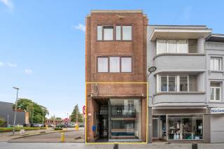 Dit kantoorcomplex in centrum Tienen is een unieke kans voor iedereen die op zoek is naar een ideale werkruimte als ondernemer of bedrijf.<br />Het gebouw bevat verschillende kantoren en vergaderzaal verdeeld over twee verdiepingen, keuken en opbergplaats inclusief.<br />Een frisse en moderne uitstraling met benodigde voorzieningen. <br />Of je nu op zoek bent naar een ruimte voor een kantoor, een praktijkruimte of een creatieve werkplek, dit kantoor biedt tal van mogelijkheden.<br />Daarnaast is de ligging van het kantoor ideaal. <br />Gelegen in centrum Tienen met diverse winkels, restaurants en andere bedrijven in de directe omgeving, is dit kantoor een perfecte uitvalsbasis voor ondernemers.<br />Maak snel een afspraakje om te komen bezichtigen voor deze unieke opportuniteit.<br /><br />