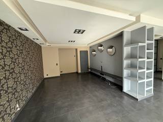 <p>Stijlvol 3 slaapkamerappartement met grote tuin en magazijn.</p><p>Dit ruime appartement op de eerste verdieping is gelegen aan de wijk Silsburg te Deurne. Het biedt ongeveer 60m² aan lichte leefruimte, een oostgericht terras en een uitstekende ligging op wandelafstand van het openbaar vervoer.</p><p>Het appartement</p><p>Bij het binnenkomen wordt u verwelkomd in een ruime inkomhal met een ingemaakte vestiairekast, die zorgt voor voldoende opbergruimte.</p><p>De lichte en ruime leefruimte van ongeveer 60 m² vormt het hart van het appartement en sluit naadloos aan op de open keuken. De keuken beschikt over voldoende kasten, een inductiekookplaat en een telescopische dampkap.</p><p>Het oostgerichte terras is een absolute troef en de ideale plek om te ontspannen en te genieten van de ochtend- en avondzon.</p><p>Aan de achterzijde van het appartement bevinden zich drie slaapkamers, waarvan één beschikt over ensuite badkamer.</p><p>De ensuite badkamer biedt alle comfort en beschikt over een ligbad en dubbele wastafel. De tweede badkamer beschikt eveneens over een wastafel en ruime inloopdouche. Hiernaast bevindt zich ook een apart toilet.</p><p>Daarnaast is er een aparte berging/wasplaats met een verhoging voor wasmachine en droogkast. Er is eveneens nog een afzonderlijk gastentoilet met handenwasser.</p><p>Tuin + magazijn<br />Het appartement beschikt over een grote garagepoort die toegang biedt tot de doorrit naar de onderhoudsvriendelijke tuin met groot magazijn van 40m2 met aansluitingen voor water en stroom.<br />Verder zijn er op het gelijkvloers ook nog 2 aparte bergingen waarvan één met toegang tot de tuin.</p><p>Extra informatie</p><p>3 slaapkamers<br />Ruime leefruimte van ongeveer 60 m²<br />Oostgericht terras<br />2 badkamers<br />2 aparte toiletten waarvan 1 met handenwasser<br />Grote tuin met magazijn.<br />Autostaanplaatsen.</p><p>Beschikbaar bij verlijden akte</p>
