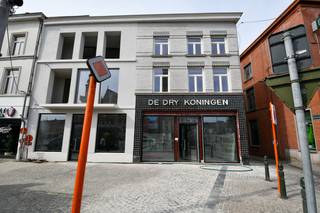 Dit nieuwbouwappartement is gelegen aan de Markt van Eeklo, uitkijkend op het mooie stadshuis.<br /><br />Het appartement is nog in afwerkingsfase en is binnenkort klaar voor haar 1ste bewoner. Indeling van het appartement:<br />inkomhal, lichtrijke leefruimte met open keuken, ruime technische berging, badkamer met douche, gastentoilet en 2 slaapkamers.<br /><br />Technisch:<br />- voorzien van warmtepomp met vloerverwarming<br />- zonnepanelen<br />- ventilatiesysteem D<br />- hedendaagse afwerking<br />- lift aanwezig<br /><br />Het gebruik van de gemeenschappelijke fietsen- en vuilnisberging is reeds inbegrepen in de huurprijs.<br /><br />Huurprijs: 820 Euro + 55 Euro per maand provisie voor gemeenschappelijke kosten.<br />Vrij op: 1 september 2026.<br /><br />Op zoek naar een instapklaar en centraal gelegen appartement te Eeklo? Contacteer mij dan via quinten@qubic-vastgoed.be om een vrijblijvend bezoek te brengen!<br /><br />Brochure van de keuken en het plan van het appartement kan u terugvinden op onze website.<br /><br />* mogelijkheid tot het bijhuren van een parkeerplaats aan 65 Euro per maand.<br />