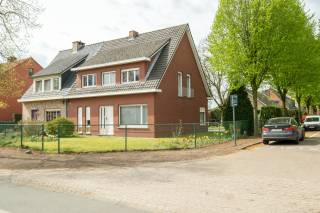 EERSTE KIJKDAG OP AFSPRAAK VOORZIEN OP WOENSDAG 13 MEI<br /><br />Meer info, foto’s en volledige beschrijving zijn terug te vinden op onze website: www.kop.immo<br />Ontdek daar alle details van deze woning en vraag ook vrijblijvend uw gratis schatting aan.<br /><br />In het rustige Achterbroek (Kalmthout) bevindt zich deze ruime halfopen woning op een hoekperceel van 535 m², gelegen in een aangename fietsstraat. De woning biedt een solide basis en veel potentieel voor wie op zoek is naar ruimte en de mogelijkheid om naar eigen smaak te moderniseren.<br /><br />Op het gelijkvloers vind je een inkomhal, een ruime leefruimte met salon en eetplaats voorzien van open haard, een keuken met aansluitende berging/technische ruimte (met toegang tot de kelder), een badkamer en een apart toilet.<br /><br />De verdieping beschikt over maar liefst vijf slaapkamers en een opbergzolder.<br /><br />Buiten geniet je van een mooi aangelegde, west georiënteerde tuin en een oprit langs de zijkant naar de aparte garage.<br /><br />Een ruime gezinswoning op een rustige locatie met tal van mogelijkheden.