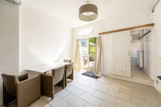 - Ideale ligging met vlotte verbinding: Bruggestraat 263, Menen<br />- Lichtrijke leefruimte en aansluitende keuken<br />- Zonnige tuin met terras<br />- 4 slaapkamers<br />- Badkamer met douchebad en wastafel<br />- Kelder<br />- Geen renovatieplicht (EPC label D, 333 kWh/m²/jaar, UC: 3907912)<br />- Centrale verwarming op gas<br />- Overal dubbele beglazing<br />- Richtprijs: €162.000