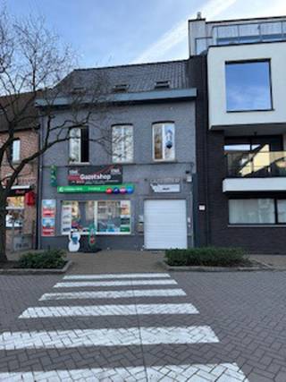 Centraal gelegen opbrengsteiegendom bestaande uitGlvl: ruime krantenwinkel verhuurdAppartement : inkom waar fietssen etc kunnnen geplaatst worden, 1...