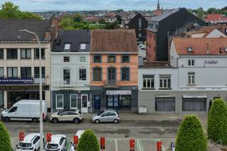 Dit karaktervolle handelshuis met woonst, gelegen aan de Erasme Ruelensvest 5-7 in Leuven, biedt een uitzonderlijke opportuniteit op een werkelijk toplocatie. De ligging is zonder twijfel een van de grootste troeven: vlak bij het bruisende centrum van Leuven, op korte afstand van winkels, horeca, scholen, openbaar vervoer en belangrijke invalswegen. Bovendien geniet u hier van een vlotte verbinding richting Heverlee, Gasthuisberg, imec, KU Leuven en het station. Een strategische locatie dus, waar wonen, werken en investeren perfect samenkomen.<br /><br />Het gebouw bestaat momenteel uit drie appartementen en één handelsruimte. De handelszaak is op dit moment verhuurd, wat meteen voor een bestaande huurinkomst zorgt. Het pand dient echter herleid te worden naar de vergunde situatie van een handelszaak met een eengezinswoning. Dit biedt heel wat mogelijkheden voor wie op zoek is naar een ruime woning met commerciële invulling, een combinatie van wonen en werken, of een project met een hedendaagse herbestemming.<br /><br />Dankzij de indeling en de royale oppervlakte leent het pand zich ook uitstekend tot cohousing. De verschillende leef- en slaapruimtes kunnen op een slimme manier worden ingericht, met voldoende privacy voor de bewoners en tegelijk gezellige gemeenschappelijke ruimtes. De handelsruimte op het gelijkvloers kan bovendien een extra meerwaarde bieden, bijvoorbeeld als kantoor, praktijkruimte, atelier of buurtgerichte handelszaak.<br /><br />Verder is er een grote kelder met toegang naar de privétuin. De handelszaak heeft een bovendien nog een aansluitend privéterras.<br /><br />De ligging aan de Erasme Ruelensvest zorgt voor een uitstekende zichtbaarheid en bereikbaarheid. U bevindt zich op een centrale plek in Leuven, met alle voorzieningen binnen handbereik en tegelijk een vlotte aansluiting naar de omliggende gemeenten en verbindingswegen. Dit maakt het pand bijzonder interessant voor ondernemers, gezinnen, investeerders of bewonersgroepen die op zoek zijn naar ruimte, flexibiliteit en potentieel.