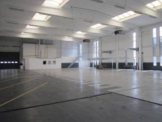 Magazijn van 1.001m² met 2 sectionaal poorten.Met te renoveren kantoren van 225m².Goed gelegen in de Haven van Antwerpen nabij de autosnelweg...