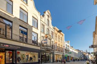 <strong>Commercieel pand op toplocatie in het centrum van Lier</strong><br /><br />Dit veelzijdige commerciële gebouw is uitstekend gelegen in het hart van het winkelcentrum van Lier en biedt talrijke opportuniteiten voor investeerders en ondernemers.<br /><br />Het pand omvat een ruim commercieel gelijkvloers met een oppervlakte van circa 240 m², aangevuld met een buitenruimte van 20 m². Daarnaast beschikt het over drie verdiepingen, waardoor het geschikt is voor uiteenlopende commerciële of kantooractiviteiten.<br /><br />Dankzij de strategische ligging in een levendige winkelomgeving geniet het pand van een hoge zichtbaarheid en een constante stroom van passanten.<br /> 
<ul>
	<li><strong>Flexibele invulling mogelijk voor commerciële of kantoorbestemmingen.</strong></li>
	<li><strong>Uitstekende visibiliteit in een dynamisch winkelgebied.</strong></li>
</ul>
<br />Voor meer informatie of een bezichtiging kunt u vrijblijvend contact met ons opnemen.<br /><br />Prijs vanaf € 399.000.  Mogelijke maandelijkse huuropbrengst: € 2.750 per maand. 