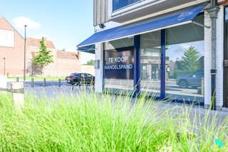 Op zoek naar een ideale locatie voor uw onderneming? Dit commercieel handelspand in het bruisende centrum van Oostrozebeke biedt alles wat u...