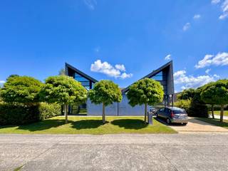Op zoek naar een karaktervolle, instapklare woning op een rustige en aangename locatie? Deze bijzonder charmante open bebouwing uit 1998 combineert een unieke architecturale stijl met comfort, ruimte en een uitstekend onderhouden geheel.<br /><br />De woning werd in 2013 opgefrist en doorheen de jaren met veel zorg onderhouden, zowel binnen als buiten. Dankzij de doordachte indeling, de aangename lichtinval en de karaktervolle architectuur geniet je hier van een woning met een eigen uitstraling.<br /><br />Gelegen op een mooi en ideaal perceel van 586 m², vlakbij de speelpleinwerking en het speelpark, is dit bovendien een bijzonder fijne plek voor gezinnen. De rustige ligging in Watervliet (Sint-Laureins) zorgt voor een aangename woonomgeving waar rust en bereikbaarheid mooi samenkomen.<br /><br />Binnen beschikt de woning over een zeer nette keuken, voorzien van de nodige toestellen, en een gezellige leefruimte. De vernieuwde trappen vormen een mooie aanvulling op het geheel.<br /><br />Op de verdieping bevinden zich drie slaapkamers. De ruime masterbedroom beschikt over een eigen badkamer met ligbad. Daarnaast zijn er nog twee slaapkamers met een tweede badkamer, uitgerust met een douche. Een ideale indeling voor gezinnen, gasten of wie graag over extra ruimte beschikt.<br /><br />Ook technisch biedt deze woning heel wat troeven. Er is dubbele beglazing, centrale verwarming op aardgas via een CV-ketel van 2013 en comfortabele vloerverwarming. De woning beschikt over een EPC-label C en is vrijgesteld van renovatieplicht.<br /><br />Buiten wordt het plaatje compleet gemaakt door de volledig aangelegde en bijzonder goed onderhouden tuin. Met twee terrassen, een praktische tuinberging uit 2015 en een handige oprit is alles aanwezig om volop van de buitenruimte te genieten.<br /><br />Een bijzonder unieke woning met karakter, ruimte en een prachtige tuin, klaar om nieuwe bewoners te verwelkomen. Een bezoek is dan ook zeker de moeite waard om de unieke architectuur en de aangename sfeer van deze woning zelf te ontdekken.<br />Meer info? Mail gerust naar hallo@wijsvastgoed.be
