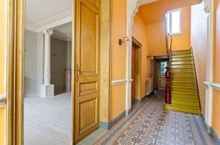 Charmante woning te Mechelen, vol authentieke elementen zoals glas-in-lood, hoge plafonds en sierlijke schouwen. De royale leefruimte met...