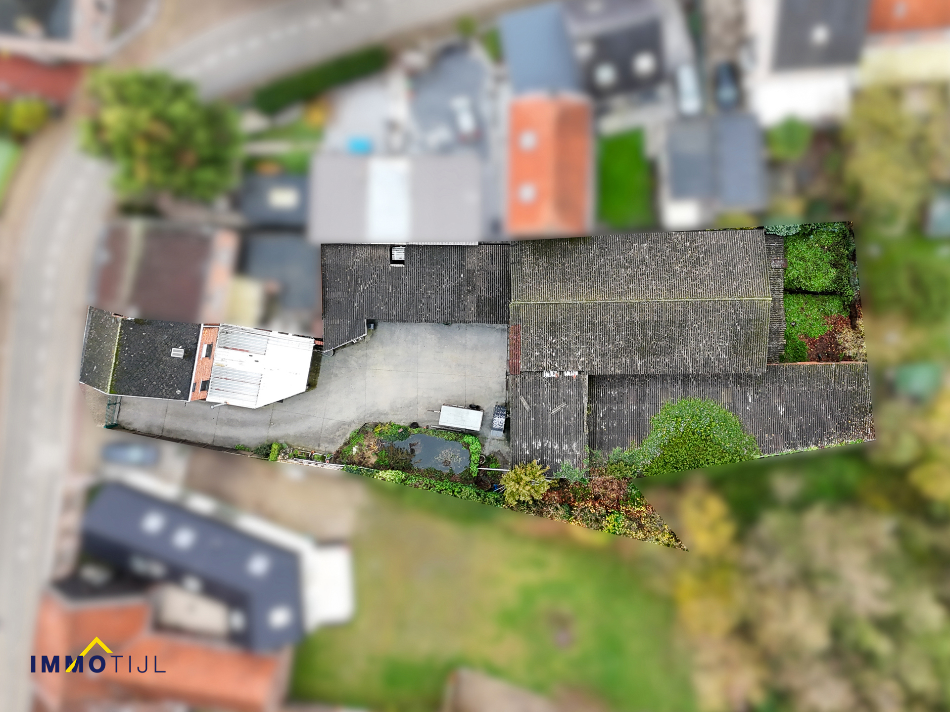 Halfopen woning op rustige locatie met achterliggende loods! - foto 2