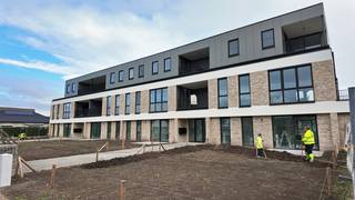<p>Ontdek dit moderne appartement, gelegen op de eerste verdieping van een nieuwbouwproject aan de Rommelsweg in Sint-Laureins.<br /><br />Met een bewoonbare oppervlakte van 116 vierkante meter en een ruim zonnig terras, biedt dit appartement een genotvolle en comfortabele woonruimte die perfect aansluit bij de hedendaagse levensstijl.<br /><br />De slimme indeling zorgt voor een harmonieuze flow tussen de verschillende ruimtes, waardoor u zich hier snel thuis zult voelen.<br /> </p>
<p>Het appartement beschikt over een ruime woonkamer met eetplaats en zithoek. In de leefruimte is er ook nog een ruime keuken met kookeiland.<br /><br />Er zijn twee comfortabele slaapkamers met hoge raampartijen en een eigentijdse badkamer met ruime inloopdouche. Er is ook nog een gastentoilet en bergplaats voor wasmachine en droogkast.<br /><br />Op het gelijkvloers is er een eigen parkeerplaats met laadpaal en een private berging voor fietsen en maken het geheel compleet en zorgen voor extra gemak in uw dagelijks leven.<br /><br />Dit alles bevindt zich in een rustige omgeving, met goede toegang tot de lokale voorzieningen en een vriendelijk buurtgevoel.<br /><br /> </p>
<p>Mis deze kans niet om dit instapklare appartement zelf te ervaren. Neem vandaag nog contact met ons op via onze website voor een bezichtiging en laat u verrassen door alles wat dit mooie appartement te bieden heeft.</p>