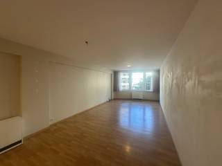 <p>Dit prachtig appartement aan de Van Iseghemlaan in Oostende biedt een ideale uitvalsbasis voor wie het leven aan de Belgische kust wil ervaren. De woonkamer vormt het hart van het appartement, waar u kunt genieten van gezellige avonden en ontspanning. De goed uitgeruste keuken, waar kookliefhebbers hun creativiteit de vrije loop kunnen laten, biedt alle benodigdheden voor culinaire avonturen. Verder beschikt het appartement over een stijlvolle slaapkamer en een moderne badkamer, waardoor het geheel een gevoel van luxe en gemak uitstraalt. De locatie is strategisch gekozen; dichtbij het strand en andere stedelijke voorzieningen, wat bijdraagt aan een ontspannen levensstijl. Of u nu op zoek bent naar een permanent verblijf of een tweede thuis, dit appartement voldoet aan al uw wensen en verwachtingen. Maak kennis met de charme van Oostende en ontdek de mogelijkheden die dit unieke appartement te bieden heeft.<br /><br /><br />Het appartement is beschikbaar vanaf 01/11/2026 aan een huurprijs van € 675 per maand aangevuld met een voorschot van €40 per maand voor de algemene onkosten en een voorschot van € 20 per maand voor het water.Ben je geïnteresseerd in dit pand te huur in Oostende? Ga naar de website www.dermul.be, klik op het pand dat je wenst te huren. Via de knop "ik heb interesse" vragen we u kort een profiel in te vullen. Daarna nemen we contact op voor een bezoek. Telefonisch kunnen er geen afspraken gemaakt worden.</p>