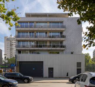 <p>Deze opslagplaats van 280m² met garage in Anderlecht bevindt zich op een strategische locatie nabij de Brusselse Ring en belangrijke invalswegen, wat zorgt voor een uitstekende bereikbaarheid. Dankzij deze gunstige ligging is deze eigendom bijzonder geschikt voor ondernemers, zelfstandigen of investeerders die op zoek zijn naar een functionele werk- of opslagruimte met veel potentieel.</p><p>De opslagruimte heeft een totale oppervlakte van 280m² en is toegankelijk via een grote automatische sectionale poort, waardoor voertuigen en leveringen eenvoudig binnen kunnen rijden. Dit maakt de ruimte bijzonder praktisch voor uiteenlopende professionele activiteiten.</p><p>Binnenin is de opslagplaats opgedeeld in meerdere compartimenten, wat flexibiliteit biedt in gebruik en inrichting. Of je nu nood hebt aan opslagzones, werkplaatsen of een combinatie van beide, deze ruimte kan eenvoudig aangepast worden aan jouw specifieke noden.</p><p>Daarnaast beschikt het pand over verschillende sanitaire voorzieningen, waaronder toiletten en een douche, wat het comfort en de functionaliteit aanzienlijk verhoogt.</p><p>Een bijkomende troef is de inbegrepen ondergrondse garagebox, gelegen in het gebouw aan de Marius Renardlaan, wat extra parkeermogelijkheden of opslagruimte biedt.</p><p>De opslagplaats bevindt zich in een staat die toelaat om volledig naar eigen smaak en gebruik af te werken, wat een interessante opportuniteit vormt voor wie een project op maat wil realiseren. Maandelijkste kosten van <strong>€ 200 lasten </strong>en <strong>€ 300 voorschot kadaster.</strong></p><p>De ligging in Anderlecht combineert een vlotte verbinding naar Brussel en de R0 met een praktische bereikbaarheid voor klanten, leveranciers en medewerkers.</p><p><strong>Graag meer info? Of een bezoek ter plaatse? Contacteer aurelie.meert@living-stone.be</strong></p><p>Deze eigendom biedt een sterke combinatie van ruimte, ligging en potentieel.</p>