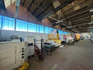 <p><span>Gelegen aan de Dellingstraat 34, biedt dit pand ongeveer </span><strong><span>2.550 m² bebouwde oppervlakte op een terrein van 4.137 m²</span></strong><span> en geniet het van een uitstekende bereikbaarheid.</span></p>
<p><span>Het pand bestaat voornamelijk uit een magazijn met ruime volumes en een praktische indeling. Het beschikt over </span><strong><span>drie gemotoriseerde sectionaalpoorten</span></strong><span>, een betonnen vloer, veel natuurlijke lichtinval en binnenverlichting. Een afzonderlijke toegangsdeur, sanitaire voorzieningen en twee kantoren van samen ongeveer </span><strong><span>30 m²</span></strong><span> vervolledigen het gebouw.</span></p>
<p><span>Het buitenterrein beschikt over </span><strong><span>talrijke parkeerplaatsen en een ruime manoeuvreerruimte</span></strong><span>, waardoor voertuigen vlot kunnen circuleren. Het is eveneens mogelijk om voertuigen binnen in het gebouw te stallen.</span></p>
<p><span>Daarnaast beschikt het pand over </span><strong><span>interessant herontwikkelingspotentieel</span></strong><span>, mede dankzij de oppervlakte en de indeling van het terrein. Verschillende mogelijkheden kunnen worden onderzocht, onder voorbehoud van de geldende stedenbouwkundige voorschriften en vergunningen.</span></p>
<p><span>Ook de ligging vormt een belangrijke troef, met een vlotte verbinding naar de </span><strong><span>E19, de Leuvensesteenweg en de ring van Mechelen</span></strong><span>.</span></p>
<p><span>Een interessante opportuniteit voor een onderneming die op zoek is naar opslag- en bedrijfsruimte, of voor een investeerder die het toekomstige potentieel van de site verder wil benutten.</span></p>
<p><strong><span>Voor meer informatie of een bezoek kunt u vrijblijvend contact met ons opnemen.</span></strong></p>