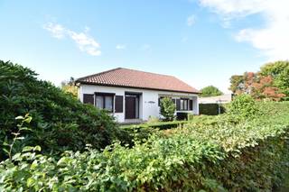 Residentieel gelegen laagbouwwoning met 2 tot 3 slaapkamers op een perceel van 944m².<br /><br />De woning bestaat uit een ruime inkomhal met apart gastentoilet en grote vestiare- en schoenenkast en aanpalend een bureauruimte/ 3de slaapkamer.<br />De inkomhal geeft achteraan uit op het slaapgedeelte met 2 ruime slaapkamers, beiden met ingemaakte kasten en een badkamer met dubbel lavabomeubel, ligbad, douche en toilet. De master bedroom is voorzien van een lucht-lucht warmtepomp.<br /><br />Vooraan is er een eenvoudig ingerichte keuken met ontbijthoek en aansluitend een zeer ruime leefruimte met plaats voor een eet- en zithoek. In de leefruimte is een inbouwhaard geplaatst en de living is voorzien van een lucht-lucht warmtepomp.<br />De leefruimte geeft via een schuifraam uit op een grote veranda met zicht op de tuin en het terras achteraan.<br /><br />Verder is er een inpandige garage met smeerput en beschikt de woning ook over een kelder en kruipruimte. De kelder bestaat uit 2 compartimenten en hier is de condenserende gasketel geplaatst.<br /><br />Er is ook een ruime zolder onder dak, bereikbaar via een raam in de buitengevel.<br /><br />Het perceel is zuidwest georiënteerd, aangelegd en afgesloten. Gelegen in een zeer rustige residentiële woonwijk op wandelafstand van het centrum van Lichtaart, winkels en scholen. Vlakbij zijn ook verschillende wandelroutes in natuurgebieden en mountainbike routes.<br /><br />Troeven:<br />•Rustige ligging nabij het centrum.<br />•Laagbouwwoning, slaapkamers gelijkvloers.<br />•Mooie volumes.<br />•Bureauruimte kan ook gebruikt worden als 3de slaapkamer.<br /><br />Indien u meer informatie of een plaatsbezoek wenst, aarzel dan niet om contact op te nemen; tel 014 71 50 08 of info@vastgoedpicavet.be