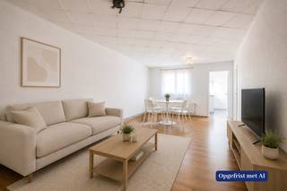 Bent u op zoek naar een investering of een appartement met twee slaapkamers? Dan stellen wij graag dit appartement op de derde verdieping in een kleinschalig gebouw zonder lift aan u voor!<br /><br />Indeling<br />Vooraan bevindt zich de woonkamer met daarnaast de eerste slaapkamer. Centraal is er de keuken en de douchekamer met toilet. Achteraan is er de tweede slaapkamer. <br /> <br />Ligging<br />Centraal gelegen nabij openbaar vervoer, verbindingswegen, scholen, winkels, horeca,... <br /><br />Pluspunten<br />- Elektriciteit conform <br />- Overal dubbele beglazing <br />- Kelderberging<br />- Uiterst centrale ligging<br /><br />Voor meer informatie of een bezichtiging kan u One vastgoed bereiken op volgend nummer 03 360 85 30.