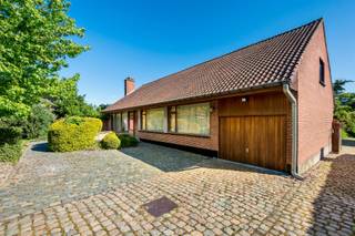 <p><span><span>Alweer VERKOCHT op 1e BEZOEKDAG. Contacteer RANDY REMUE 0479/ 99. 99. 90 als u ook op 1 DAG wil verkopen.</span></span></p><p>'"ABSOLUTE TOPPER" - Afspraak ENIGE BEZOEKDAG enkel telefonisch via Randy Remue op 0479/ 99. 99. 90. De stukken van de woning zijn te consulteren op www.immo-zone.be. Meer info via Facebook "Remue Randy" - LIKE de pagina en blijf op de hoogte van alle nieuwe woningen. In het mooie en gegeerde Sint-Lievens-Houtem bevindt zich te Bruisbeke 20 zich deze uitzonderlijke villa die charme, ruimte en potentieel combineert. Indeling: Via de indrukwekkende inkomhal met authentieke dambordvloer en statige houten trap betreden we een woning die meteen indruk maakt. De royale leefruimte met open haard biedt rondom uitzicht op de tuin. Aansluitend bevindt zich de keuken, eveneens met uitzicht op het groen en directe toegang tot het terras en de tuin. Op het gelijkvloers bevinden zich de eerste 2 slaapkamers en de 1e badkamer, uitgerust met een ligbad en wastafel. Vervolgens gaan we naar het 1e verdiep via de houten trap in de inkomhal waar we de overige 4 slaapkamers en 2e badkamer terug vinden. Buiten vormt de aangelegde tuin een ware oase van rust. Het ruime terras nodigt uit om in alle privacy te genieten van lange zomeravonden, gezellige familiemomenten en het groene uitzicht. Verder beschikt de woning over een praktische kelder en een ruime garage. GEEN RENOVATIEPLICHT. Deze woning is een ABSOLUTE TOPPER voor starters, gezinnen of investeerders. P-score: A / G-score: A. <br />VOOR ZEER SNELLE BESLISSERS!!<br />IMMO ZONE RHODELAND RANDY REMUE - 0479/ 99. 99. 90</p>