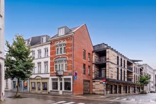 <p><span>OPEN HOUSE Thu, Aug. 27 This furnished duplex apartment is available for a no-obligation viewing on Thursday, August 27, between 5:30 p.m. and 6:30 p.m. You are most welcome! Located in the heart of Leuven’s historic center, the luxurious Vesalius development is situated in the immediate vicinity of shops and cozy restaurants and within walking distance of the train station. We are pleased to offer for rent this recently furnished duplex apartment, completed in 2016, with a net living area of no less than 89 m². This energy-efficient apartment, situated on the second and top floor, features a spacious entryway with a guest restroom, a majestic living room with an open, fully equipped kitchen, a night hall with custom-built closets, a spacious bedroom—also equipped with custom-built closets— and a bathroom with a bathtub, shower, toilet, and double sink. There is also a practical storage room. Additionally, the apartment offers a spacious basement storage unit and a private bicycle storage area. There is also the option to rent an underground parking space in the building for €100/month. In short, this apartment is definitely worth your consideration. Monthly fixed costs €125.00. </span></p>