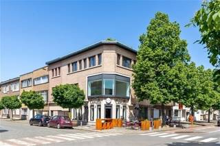 ANTWERPEN - Expo: Handelsgelijkvloers in hoekpand met garage op toplocatie. In het hartje van de Expo-wijk bevindt zich dit perfect...