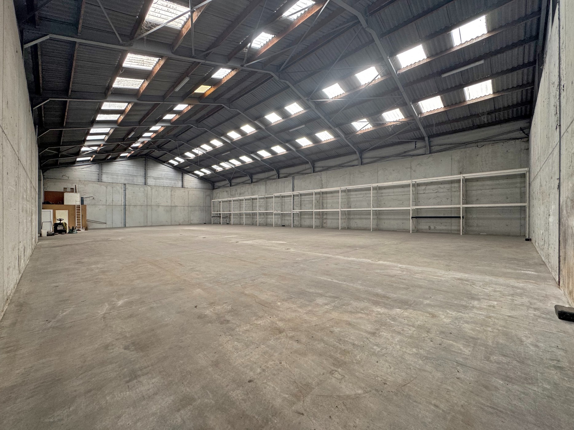 Te huur: Ruim magazijn van 722 m² in Waarschoot – Toplocatie met vlotte bereikbaarheid - photo 4