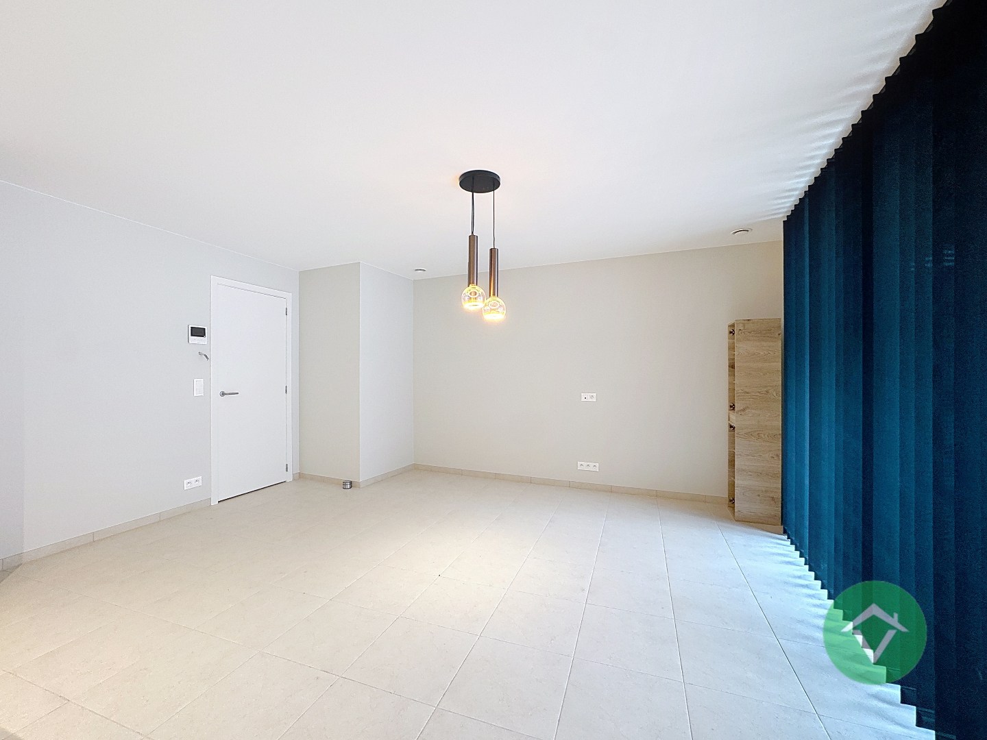 Volledig geschilderd Instapklaar appartement met garage in centrum Koekelare - foto 5