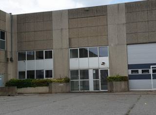 Entrepôt de ± 1.375 m² avec porte sectionnelle (hauteur libre 7 m), complété par ± 250 m² de bureaux et ± 123 m² de locaux sociaux. Stockage...