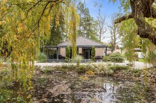 <p>Parfaitement située, à Froyennes, proche de toutes commodités, cette maison de plain-pied parfaitement entretenue se compose comme suit ; <br /><br />A l’intérieur : Une grande pièce à vivre de plus de 70 m² composée d’un grand séjour lumineux et d’une cuisine équipée ouverte, une véranda chauffée, deux chambre à coucher, une suite parentale avec dressing, une salle de bains avec douche à l’italienne, une buanderie ainsi qu’un studio indépendant avec accès séparé. <br /><br />L’extérieur, quant à lui, se compose d’un magnifique jardin parfaitement arboré avec étang, piscine couverte et chauffée, plusieurs terrasses, un triple garage ainsi que de nombreuses places de parking privatives.<br /><br />TECHNIQUES : Chauffage central au mazout, climatisation réversible, VMC double flux, châssis aluminium double vitrage, persiennes électriques, adoucisseur d’eau, portail motorisé, système d’alarme avec caméras et vidéophonie.</p>
