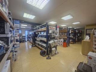 <p><strong>Nivelles-South Business Park – Rue de l’Industrie</strong><br />Ideally located on the park’s main artery, this property offers excellent visibility within a secure environment.</p>
<p><strong>Property features :</strong></p>
<ul>
<li>
<p>Bright retail space of <strong>290 m²</strong></p>
</li>
<li>
<p>Functional warehouse of <strong>667 m²</strong></p>
</li>
<li>
<p>Convenient sanitary facilities: <strong>2 toilets</strong> in the retail area and <strong>2 toilets</strong> in the warehouse</p>
</li>
<li>
<p>Flexible layout options: warehouse, workshop, office, or retail space</p>
</li>
</ul>
<p><strong>Key advantages :</strong></p>
<ul>
<li>
<p>Outdoor parking available for staff and visitors</p>
</li>
<li>
<p>Excellent accessibility: just minutes from the <strong>E19</strong>, the <strong>RN25</strong>, and the <strong>Brussels Ring</strong></p>
</li>
<li>
<p>Close proximity to <strong>Nivelles train station</strong>, with <strong>TEC bus lines</strong> serving the building</p>
</li>
</ul>
<p>A strategic location combining visibility, flexibility, and accessibility – the perfect place to grow your business.</p>