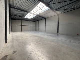 In een rustige, goed bereikbare bedrijvenzone nabij de Brugsestraat te Oostkamp bevindt zich deze instapklare nieuwbouw KMO-unit van 285,39 m²...