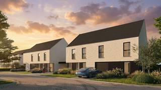 Stap binnen in de strakke elegantie van een moderne halfopen nieuwbouwwoning, compleet met inpandige garage, gelegen op een zuid-georiënteerd perceel in een serene verkaveling. Deze eigentijdse woning biedt niet alleen een oase van rust maar ook een harmonieuze mix van modern design en comfort.<br />Met 3 slaapkamers biedt deze woning voldoende ruimte voor een gezinsleven terwijl een vaste trap naar de zolder de mogelijkheid biedt voor een 4e slaapkamer. Deze energiezuinige BEN-woning is uitgerust met geavanceerde technologieën, waaronder een warmtepomp, vloerverwarming op het gelijkvloers en de verdieping, ventilatie type D met warmterecuperatie, een regenwaterput van 10.000L, zonnepanelen, en meer.<br />Het zuid-georiënteerde perceel vangt de zonnestralen optimaal op en creëert een lichte en luchtige sfeer in de woning. Interesse in deze woning of bespreekt u graag even de verschillende mogelijkheden? 0497 588 888 of ewout@huysmanbouw.be. Ook voor een afspraak in onze kijkwoning maak ik graag tijd voor u vrij. <br />