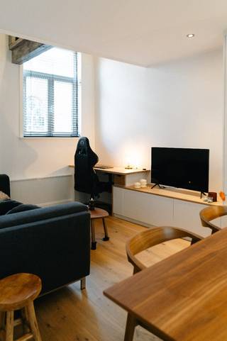 <p>Stijlvol en instapklaar appartement met ruim terras in hartje Brugge</p><p>Op zoek naar een karaktervol appartement in het centrum van Brugge? Dit instapklare appartement combineert een topligging binnen het Brugse Ei met een rustige ligging, veel lichtinval en een hoogwaardige afwerking.</p><p>De leefruimte is afgewerkt met hoogwaardig parket en maatwerk van Camber. De sfeervolle mezzanine beschikt over een slaapkamer met authentieke houten balken en ingemaakte kasten.</p><p>Een absolute troef is het ruime terras van 16 m², een zeldzame buitenruimte op deze centrale locatie.</p><p>Verder geniet het appartement van:<br />- EPC B (188 kWh/m²/jaar)<br />- nieuwe Vaillant condensatieketel geplaatst in april 2026<br />- geen directe zijburen en geen bovenburen<br />- hoogwaardige afwerking<br />- wasmachine, droogkast en koelkast inbegrepen<br />- winkels, horeca en openbaar vervoer op wandelafstand</p><p>Benieuwd naar het volledige verhaal, alle foto's en meer details? Bekijk de uitgebreide presentatie via onze aparte website: https://sites.google.com/view/appnoordzandstraat/home</p><p>Voor verdere info of een bezoek kan u ons steeds contacteren via mail op:</p>